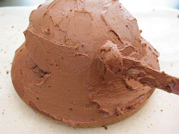 Receta infantil de cúpula de chocolate llena de sorpresas paso 16