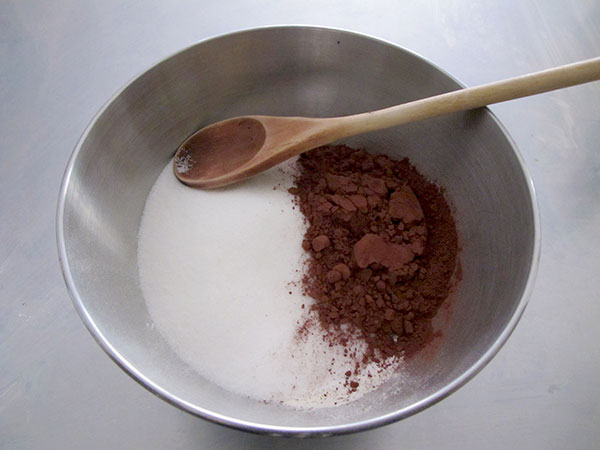 Receta infantil de cúpula de chocolate llena de sorpresas paso 3