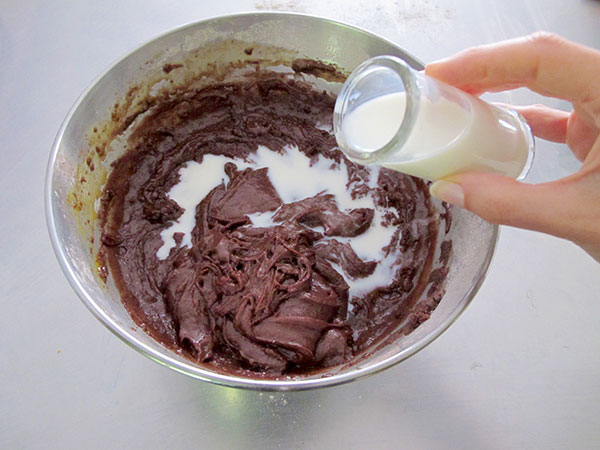 Receta infantil de cúpula de chocolate llena de sorpresas paso 6