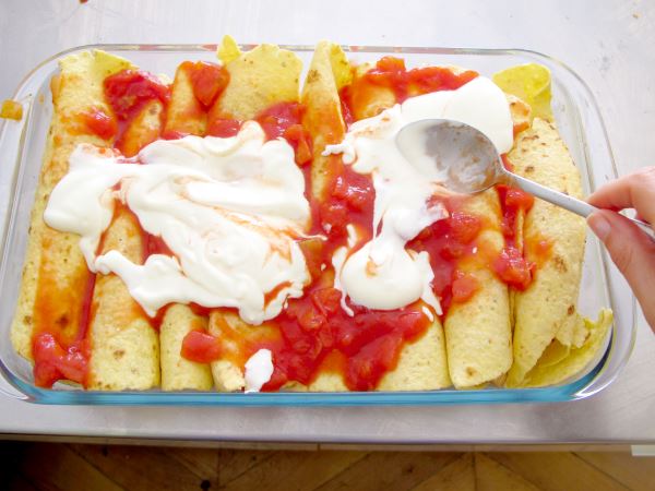 Receta infantil de enchilada de pollo paso 11