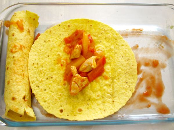 Receta infantil de enchilada de pollo paso 8