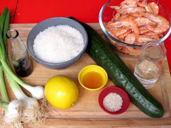 Receta infantil de ensalada de arroz con gambas al estilo sushi paso 1