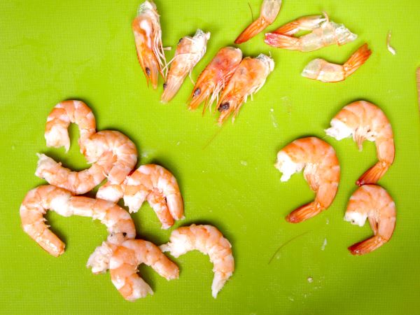 Receta infantil de ensalada de arroz con gambas al estilo sushi paso 2