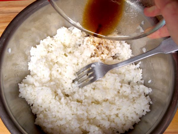 Receta infantil de ensalada de arroz con gambas al estilo sushi paso 5