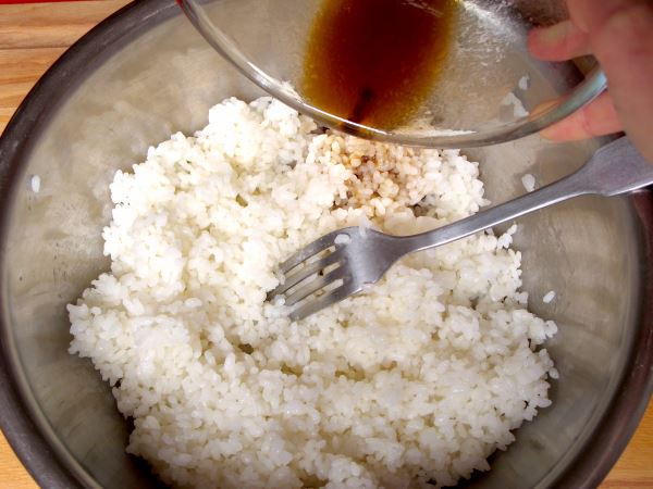 Receta infantil de ensalada de arroz con gambas al estilo sushi paso 5