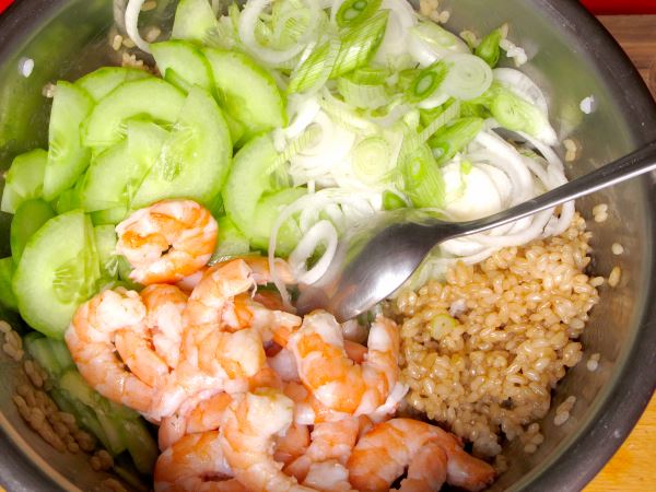 Receta infantil de ensalada de arroz con gambas al estilo sushi paso 6