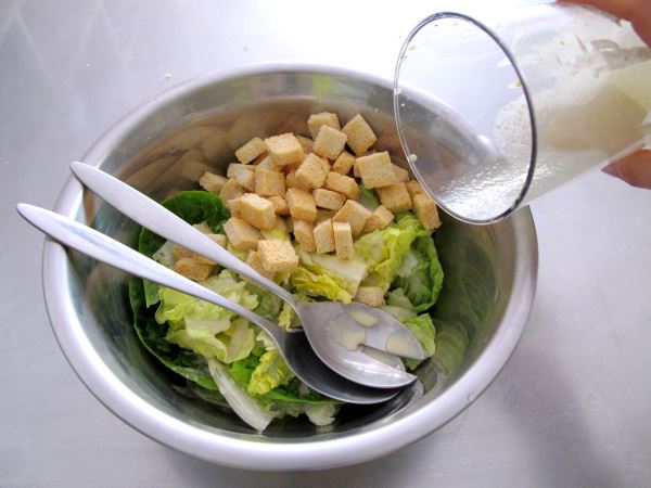 Receta infantil de ensalada César paso 9