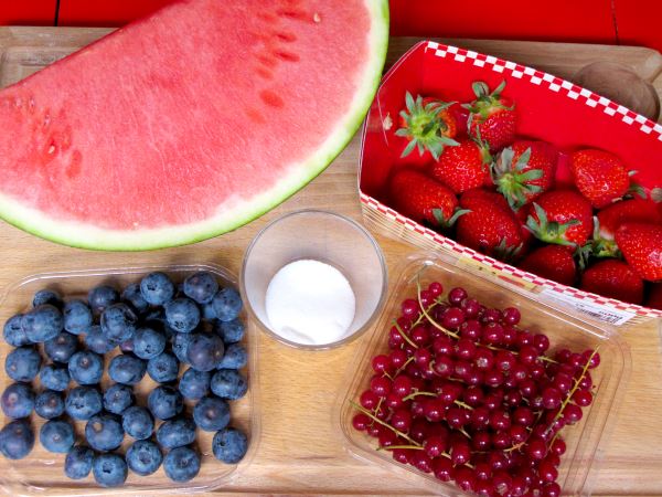 Receta infantil de ensalada de estrellas de fruta paso 1