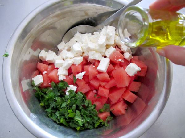 Receta infantil de ensalada fresca de sandía y queso feta paso 5