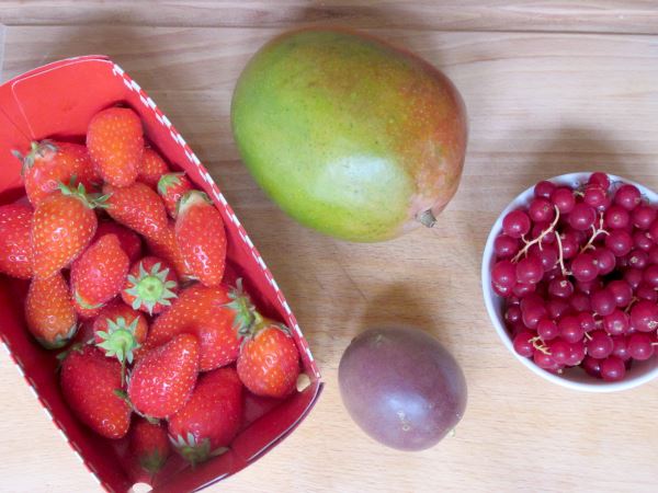 Receta infantil de ensalada de frutas de primavera paso 1