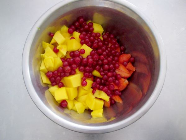 Receta infantil de ensalada de frutas de primavera paso 16