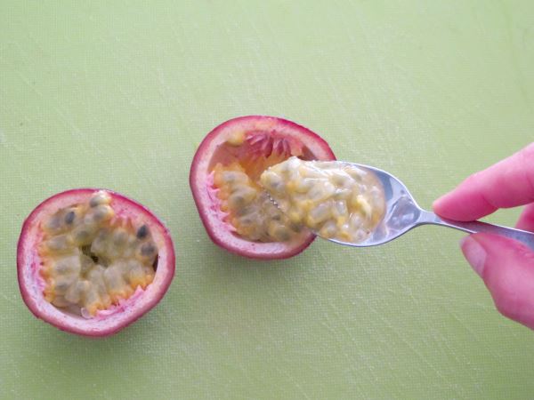Receta infantil de ensalada de frutas de primavera paso 18