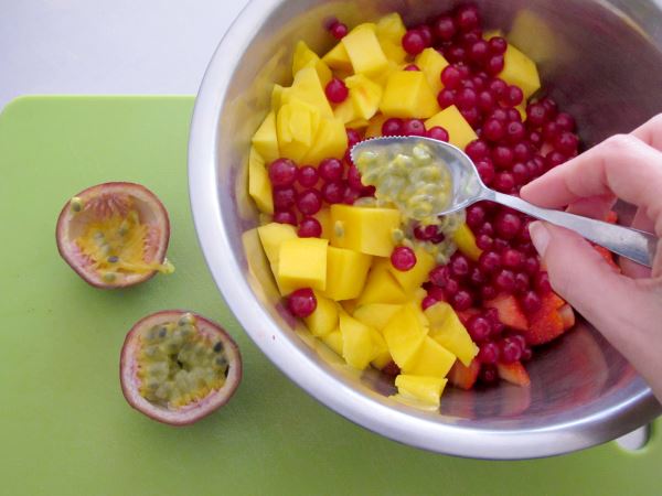 Receta infantil de ensalada de frutas de primavera paso 19