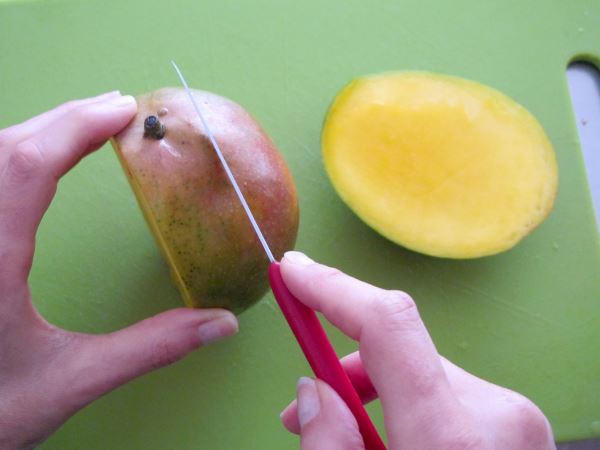 Receta infantil de ensalada de frutas de primavera paso 4