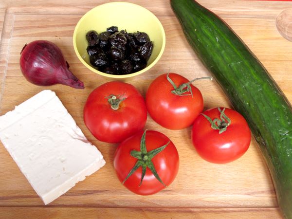 Receta infantil de ensalada griega paso 1