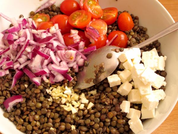 Receta infantil de ensalada de lentejas paso 8