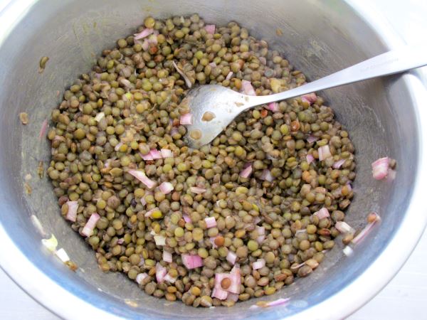 Receta infantil de ensalada de lentejas con salmón paso 6