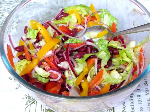 Receta infantil de ensalada mexicana paso 9