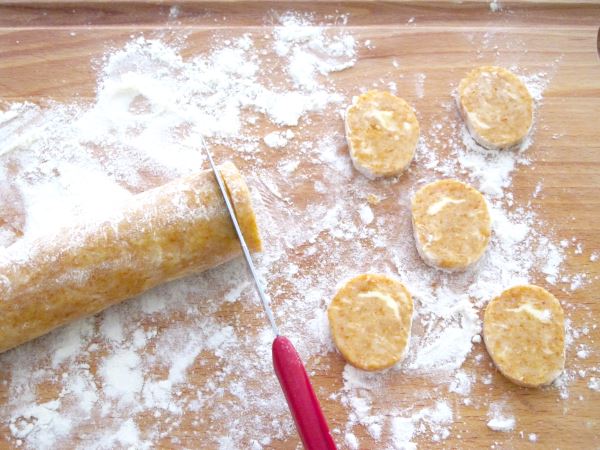 Receta infantil de galletas de parmesano paso 6