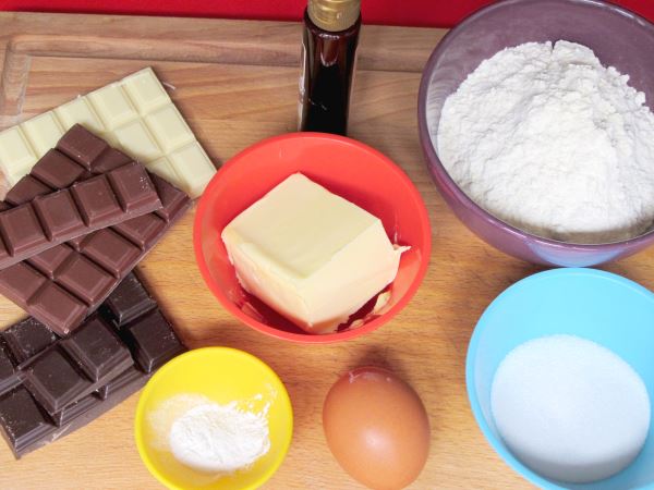 Receta infantil de galletas con tres chocolates paso 1