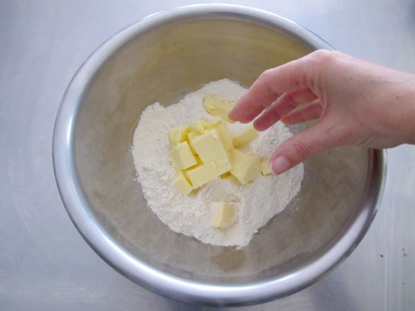 Receta infantil de galletas con tres chocolates paso 2