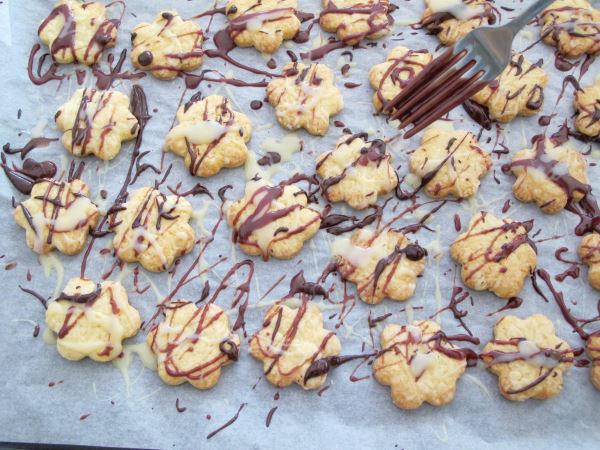 Receta infantil de galletas con tres chocolates paso 7