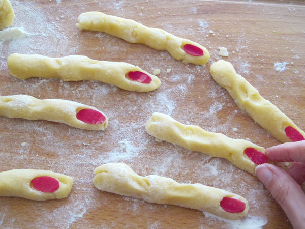 Receta infantil de garras de halloween paso 7