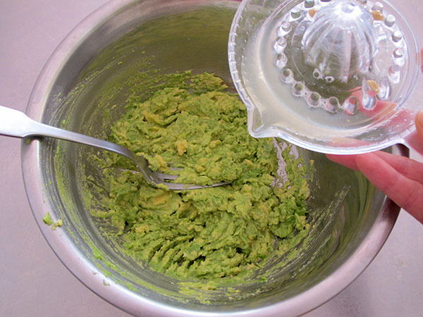 Receta infantil de guacamole paso 10