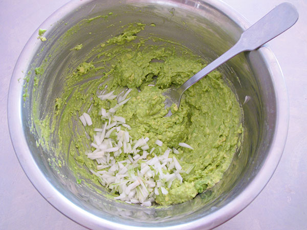 Receta infantil de guacamole paso 11