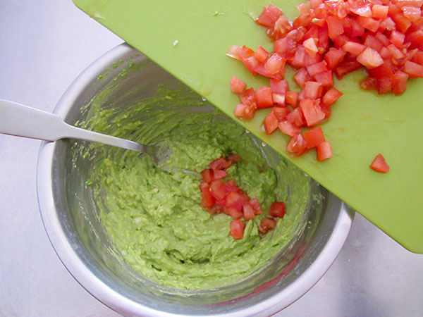 Receta infantil de guacamole paso 12