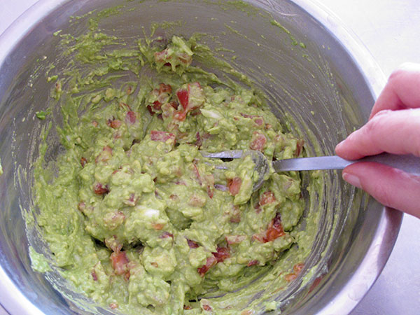 Receta infantil de guacamole paso 14