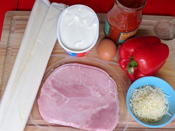 Receta infantil de halloween de calzone sombrero de bruja paso 1