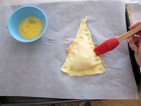 Receta infantil de halloween de calzone sombrero de bruja paso 7