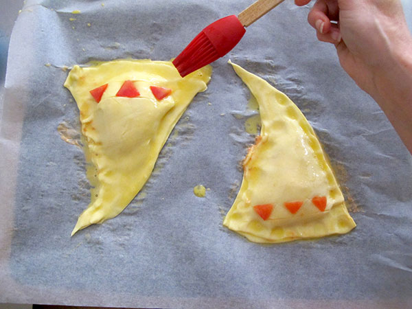 Receta infantil de halloween de calzone sombrero de bruja paso 9