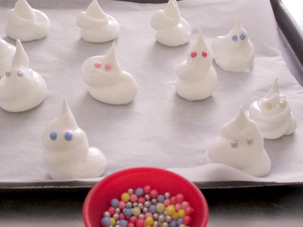 Receta infantil de halloween de fantasmas de merengue paso 7