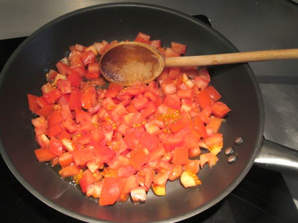 Receta infantil de huevos al plato con tomate y queso comte paso 2