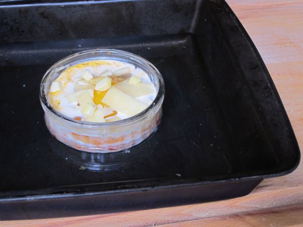 Receta infantil de huevos al plato con tomate y queso comte paso 5