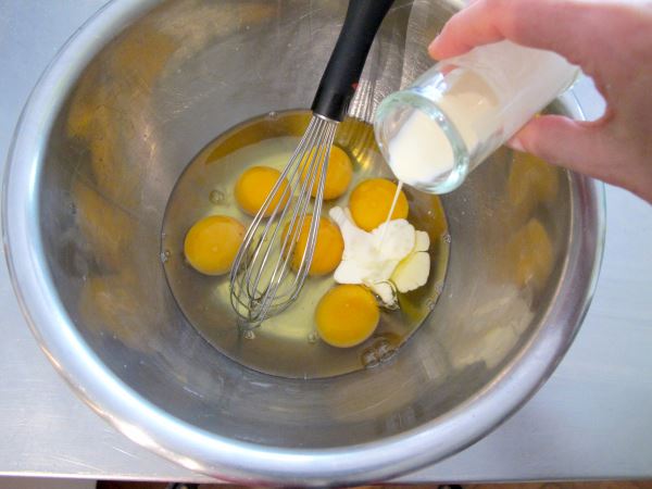 Receta infantil de huevos revueltos paso 2