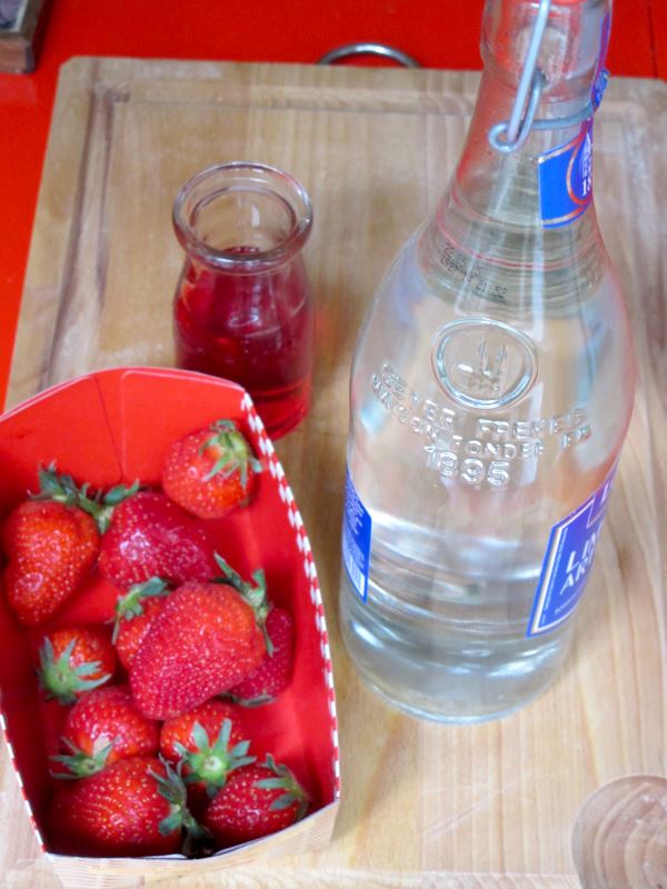 Receta infantil de limonada roja paso 1