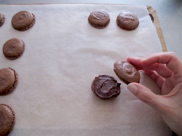 Receta infantil de macarrón de chocolate paso 12