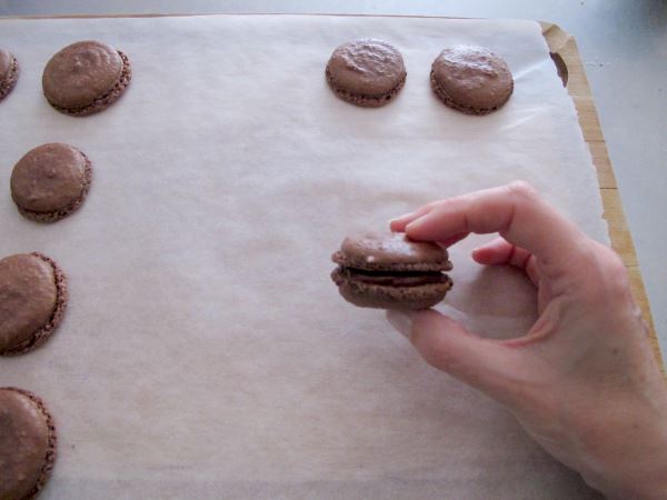 Receta infantil de macarrón de chocolate paso 13