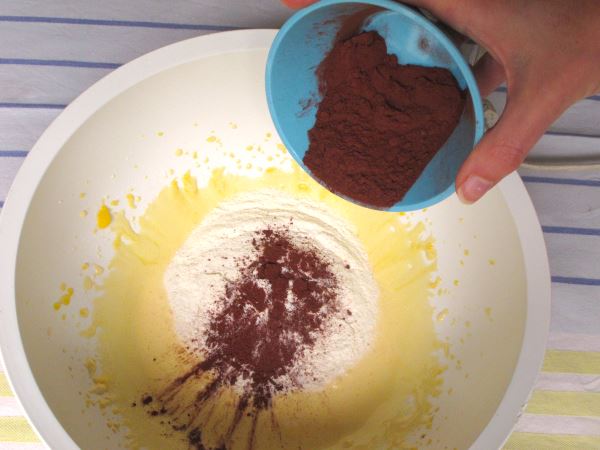Receta infantil de magdalenas caseras de chocolate con forma de concha paso3