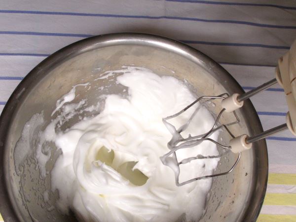 Receta infantil de magdalenas caseras de chocolate con forma de concha paso4