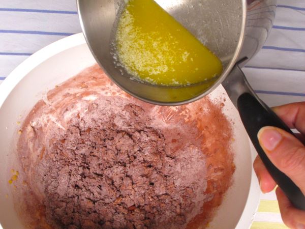 Receta infantil de magdalenas caseras de chocolate con forma de concha paso5