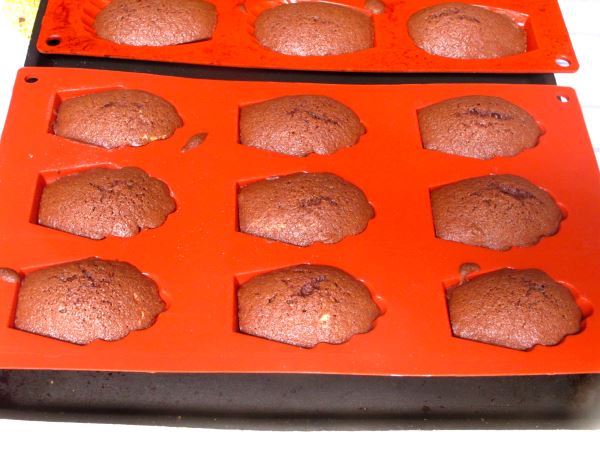 Receta infantil de magdalenas caseras de chocolate con forma de concha paso6