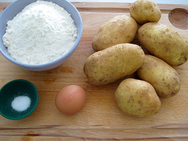 Receta infantil de ñoquis casseros paso 1