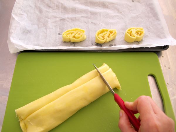 Receta infantil de palmeras de queso gruyere paso 6