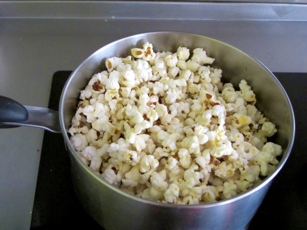 Receta infantil de palomitas caseras con caramelo paso 3