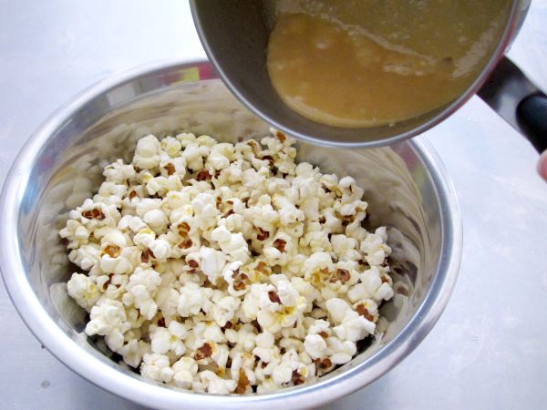 Receta infantil de palomitas caseras con caramelo paso 6