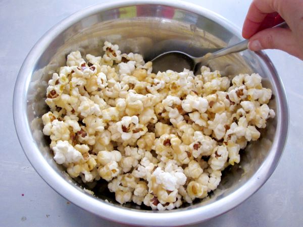 Receta infantil de palomitas caseras con caramelo paso 7